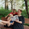 Martina Weyrauch und zwei Kinder schauen in das Buch "Deutschland 2050"