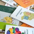 Viele Jahresberichte auf einem Tisch