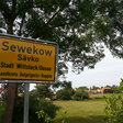 Ortsschild Sewekow mit dem Zusatz in Plattdeutsch