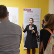 Karen Bähr führt eine Gruppe durch die Ausstellung "Wir sind Brandenburg. 1990 – 2020 – 2050"