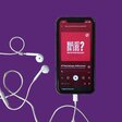 Ein Smartphone mit Kopfhörern. Das Display zeigt den Podcast "Was ist da los? Über Politik und Gesellschaft" der Landeszentrale. 