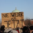 Plakat auf der Kundgebung unter dem Motto "Nie wieder ist jetzt" auf dem Schlossplatz in Stuttgart am 20. Januar 2024.