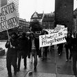 Mitglieder der Friedensgemeinschaft Jena zeigten bei einem FDJ-Treffen im Mai 1983 anti-militaristische Plakate