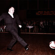 Mielke mit Ball auf Parkett