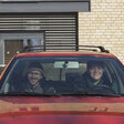 Zwei Menschen im Auto. Szene aus dem Film "Vor zurück zur Seite ran"