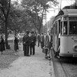 Berufsverkehr an der Wendeschleife Bahnhof Rehbrücke, vermutlich 1957 © Potsdam Museum / Foto: Werner Taag