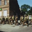 Thoas Töpfer, Sowjetische Soldaten beim Ausgang an der Ecke Linden-/ Charlottenstraße, 7. Juli 1991 © Potsdam Museum