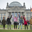Jugendliche vor dem Reichstag