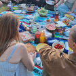 Wenn alle was mitbringen, gibt‘s viel zu essen: Entspanntes Strandpicknick am See.
