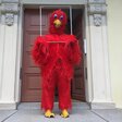 Eine Person im Kostüm des Brandenburger Adler steht vor der Landeszentrale und hält sich einen Bilderrahmen. 