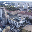 Blick auf die Baustelle des Garnisonkirchenturms (li.) und das Rechenzentrum (re.) mit der Kunstinstallation „Gegend“ der Künstlerin Annette Paul, 30.8.2022. 