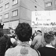 Versammlung mit Wolf Biermann vor dem Tor der Stasizentrale in Lichtenberg