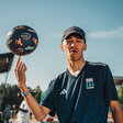 Mohammad „Momo“ Ibrahimi zeigt mit dem „Momo-Flip“ einen seiner virtuosen Tricks während der Fußball-EM 2024 vor dem Berliner Reichstag.