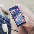 Handy mit Applikationen in der Hand eines jungen Menschen