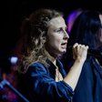 Maria Aljochina bei einem Auftritt der Band Pussy Riot auf dem Campus für Demokratie 2024, Buchcover Political Girl – Berlinverlag