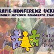 Menschen im Gespräch, Menschen auf Stühlen, Demokratie Leben Schriftzug und das Logo der Partnerschaft für Demokratie Uckermark