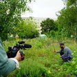 Ein Foto vom Dreh mit Filmemacher und Protagonist im Garten