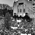 Abendliche Menschenansammlung vor dem Staatstheater Cottbus. Vereinzelte Transparente. Erste Montagsdemo am 30.10.1989 in Cottbus.