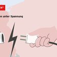 Zwei Hände wollen einen Stromstecker verbinden.