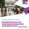 Eine Gruppe schematischer Spielfiguren vor einem Rathaus. Ihnen gegenüber eine Spielfigur mit gesenktem Kopf und traurigem Gesichtsausdruck.