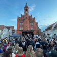 Menschen beim Livekonzert für Demokratie im Juni 2024 in Perleberg