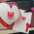 Das Brandenburg-Wappen als Herz auf einem Luftballon