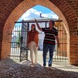 2 Besucher gehen barfuss durch das Eingangstor