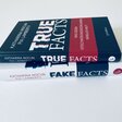 Die Bücher "Fake Facts" und "True Fracts" von Katharina Nocun und Pia Lamberty liegen übereinander.