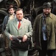Szene aus dem Spielfilm "Lerchen am Faden", die vier Männer auf einem Schrottplatz zeigt