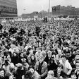Demonstration am 4.11. auf dem Alexanderplatz. Tausende Menschen sind zu sehen.