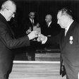 KGB-Chef Jurij Andropow (l.) und Erich Mielke beim Sektempfang anlässlich der Unterzeichnung der Kooperationsvereinbarung zwischen MfS und KGB in Berlin, 1973.