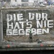 Graffiti auf dem Fundament des abgerissenen Palastes der Republik in Berlin "Die DDR hats nie gegeben"