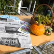 Die Zeitung auf einem Tisch