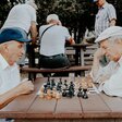 Zwei ältere Herren sitzen nachdenklich vor einem Schachbrett 