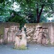 Skulpturengruppe von Ingeborg Hunzinger und Anna Franziska Schwarzbach zum Rosenstraßen-Protest in Berlin-Mitte, 1995