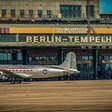 Transportflugzeug auf dem ehemaligen Flughafen Berlin Tempelhof