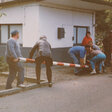 Am 12.11.1989 „fiel die Mauer“ in Sacrow. Auf dem Bild der demontierte Schlagbaum umringt von Einheimischen.