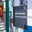 Blick in die Ausstellung "Gefährdet leben"