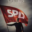 Filmplakat "Unten im Ortsverein". Ein Mann hält eine SPD-Fahne