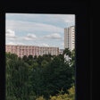 Blick aus dem Fenster einer Plattenbauwohnung