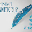 Ein blaues Federbild, in dessen einer Hälfte der Schriftzug "Winnetou" kunstvoll integriert ist.