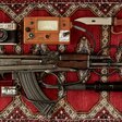 Waffen auf Gebetsteppich
