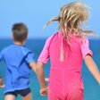 Kinder in rosa und blau