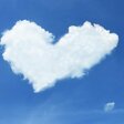Eine Wolke in Herzform am Himmel