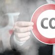 Verkehrsschild mit CO2 im Autostau