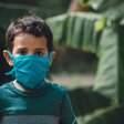Kind mit Maske gegen Corona