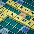 Scrabble mit Wörtern wie Corona, die auf Fake News hinweisen