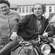 Frauen mit Moped (ca. 1975)