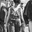 Eine Gruppe von Punks die eine Straße hinab laufen, Schwarz-Weiß
