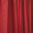 ein geschlossener roter Vorhang im Theater